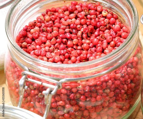 Fotografie grains of red pepper on the jar