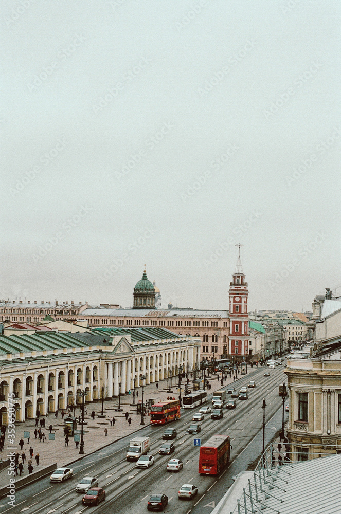 Obraz premium Nevsky street in Saint Petersburg, roof view, film photography
