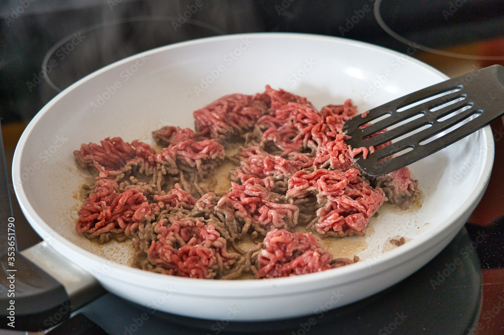 Bio Rinderhackfleisch Hackfleisch in einer Pfanne anbraten, Kochen nach Rezept Bio Rinderhackfleisch Hackfleisch in einer Pfanne anbraten, Kochen nach Rezept