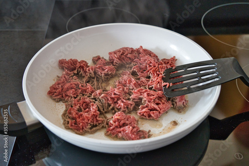 Bio Rinderhackfleisch Hackfleisch in einer Pfanne anbraten, Kochen nach Rezept