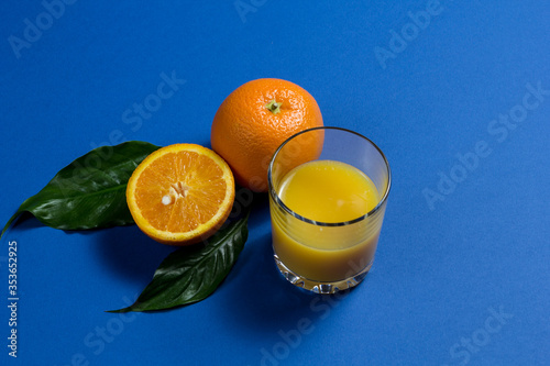 orange juice and sliced       orange. a glass of orange juice 