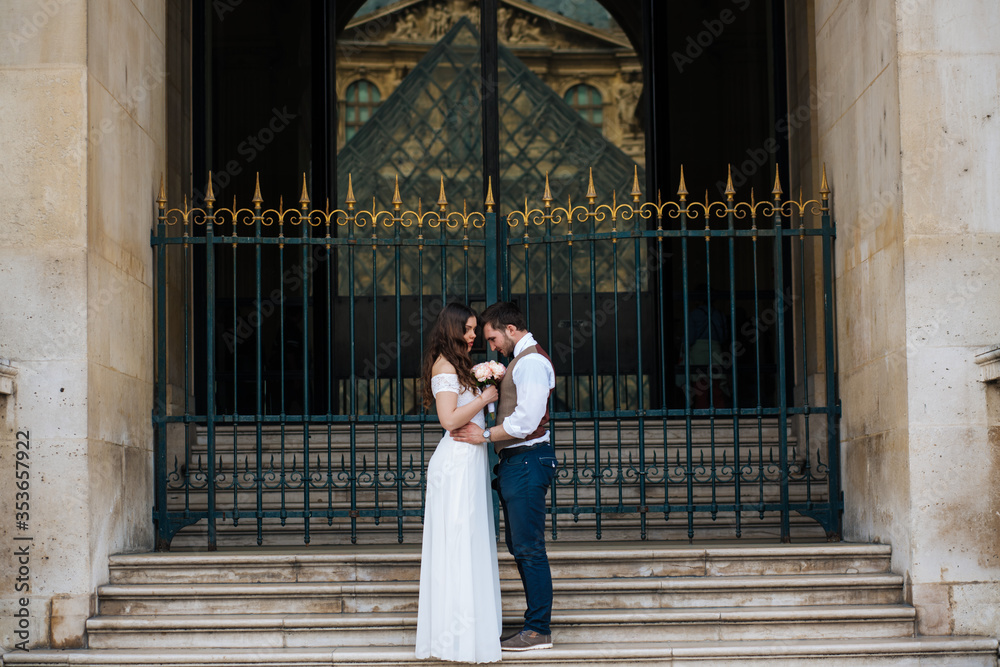 Obraz premium Happy bride and groom enjoying their wedding in Paris