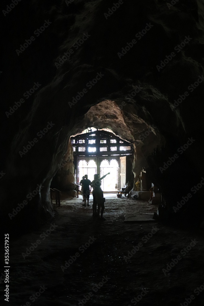 Entrée des grottes de Pak Ou, Laos