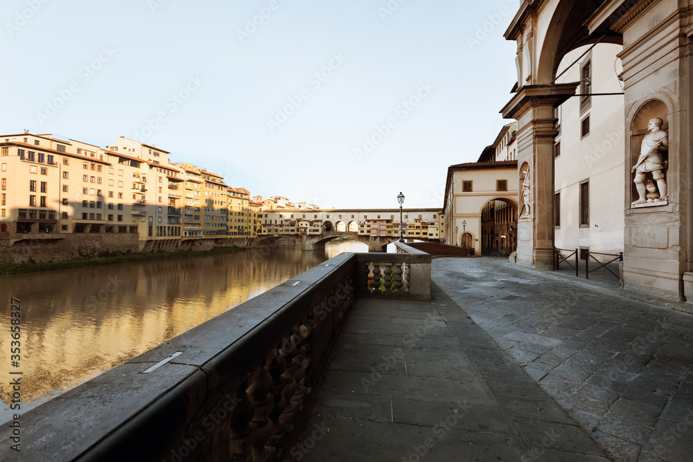 Ponte Vecchio and Lungarni whithout people 
Ponte vecchio senza persone