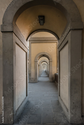 Ponte Vecchio and Lungarni whithout people  Ponte vecchio senza persone © Stefano