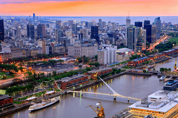 Keuken achterwand Buenos Aires Puerto Madero van bovenaf bij schemering  © Bernardo Galmarini