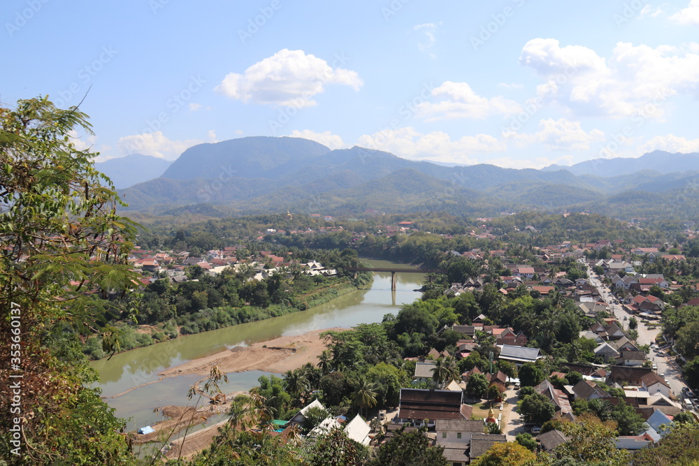 Paysage urbain et fleuve à Luang Prabang, Laos