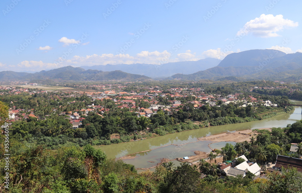 Paysage urbain et fleuve à Luang Prabang, Laos