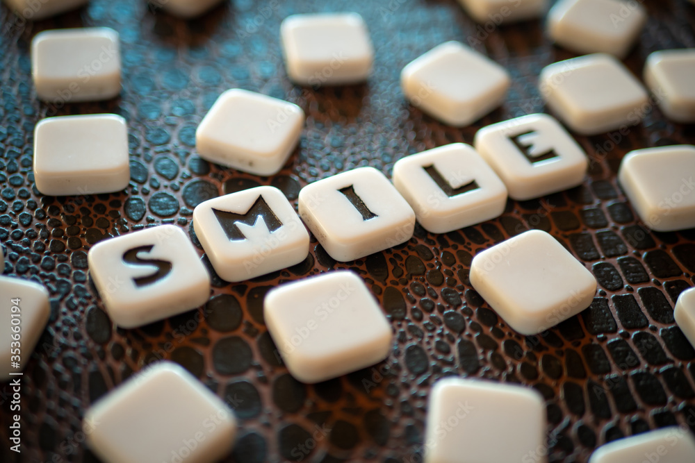 Piezas con letras de un juego de mesa formando la palabra Piezas con letras de un juego de mesa formando la palabra