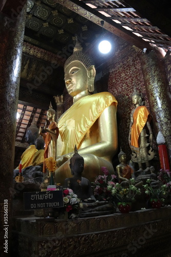 Bouddha du Vat Xieng Thong à Luang Prabang, Laos photo