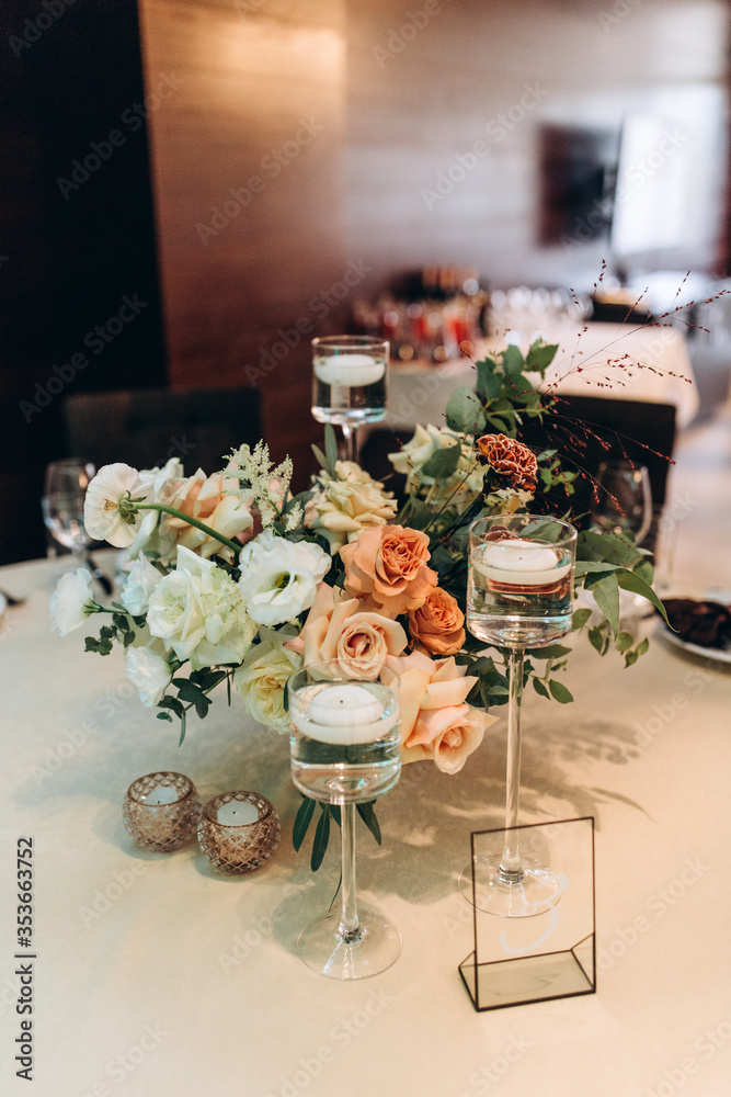 Fototapeta premium Wedding flowers on the banquet table. Table decoration. Table setting and decorations.