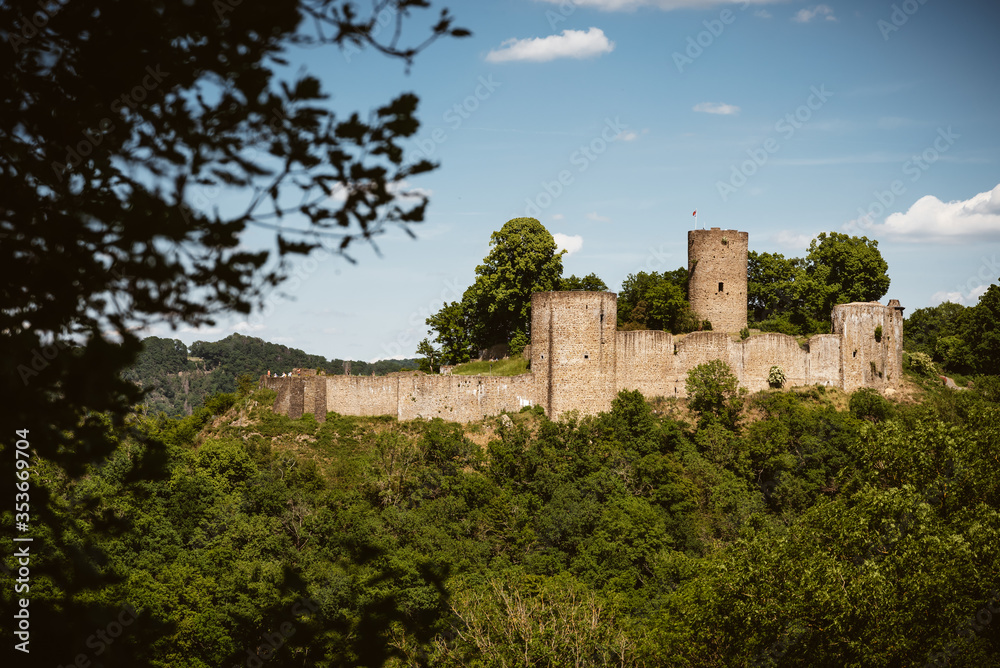 Alte verfallene mittelalterliche Burgruine