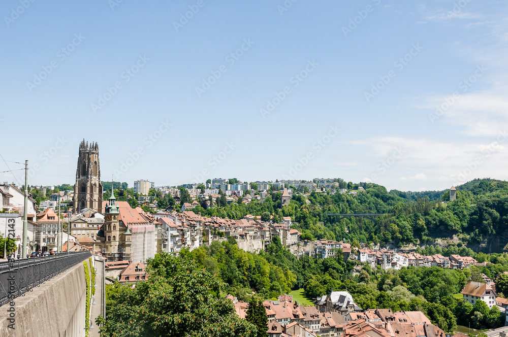 Fribourg, Freiburg, Kathedrale, Saint-Nicolas, Rathaus, Altstadt, Stadt, historische Häuser, Altstadthäuser, Stadtspaziergang, Sommer, Schweiz