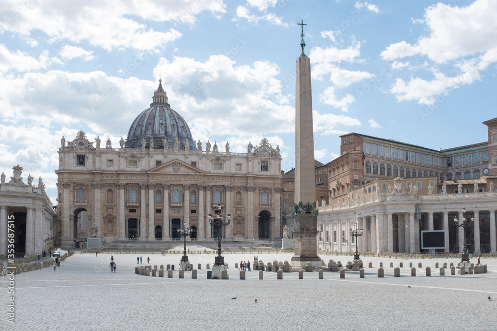 il Vaticano a Roma con poche persone