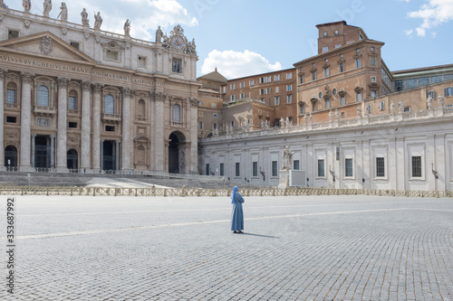 una suora in Vaticano photo