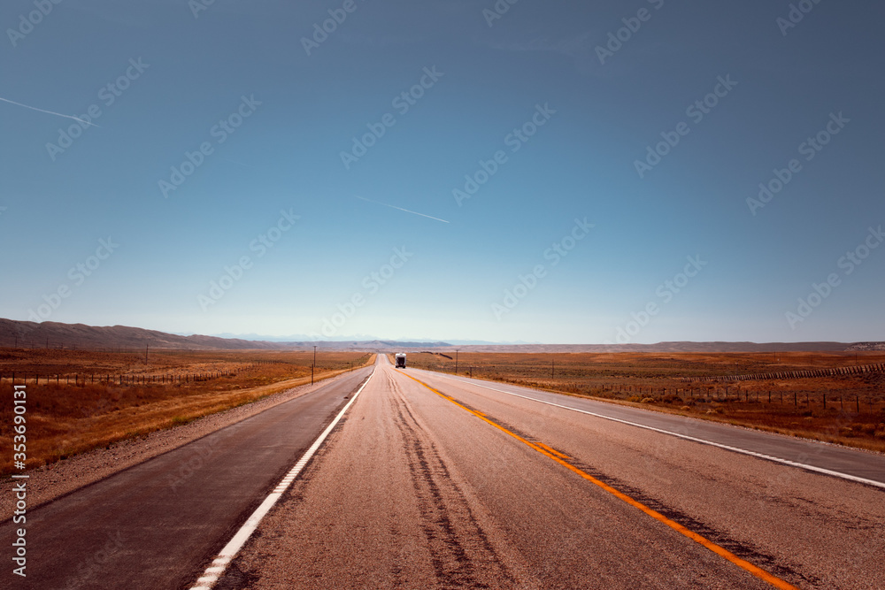 Naklejka premium Roadtrip - endlose Straße - USA - nach Yellowstone