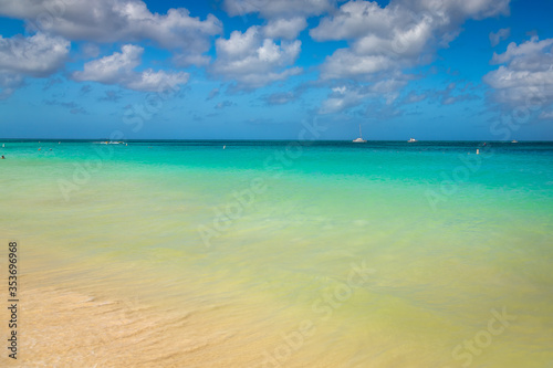 Fototapeta Naklejka Na Ścianę i Meble -  Taken in 2017, this photo was taken in the beautiful Eagle Beach, Aruba, taking advantage of the great conditions at the time.