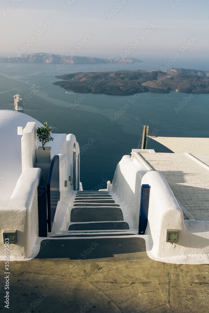 Obraz premium Steps leading down the cliff in Santorini caldera. 