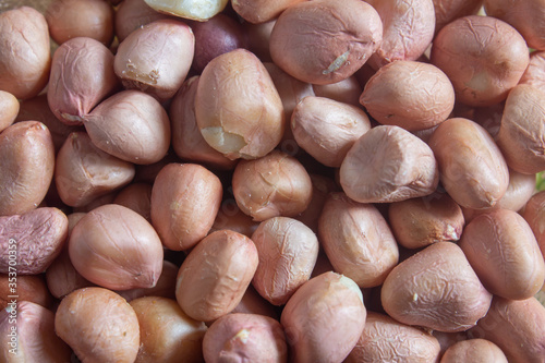 Top view of groundnuts peeled and raw.