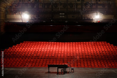 Canvastavla Empty concert hall or theater seats and piano on stage