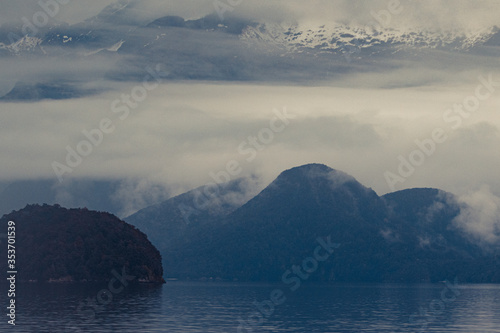 Milford Sound und Lake Manapouri in Neuseeland zum Morgengrauen mit dramatischem Wolkenspiel  © Sandwurm79