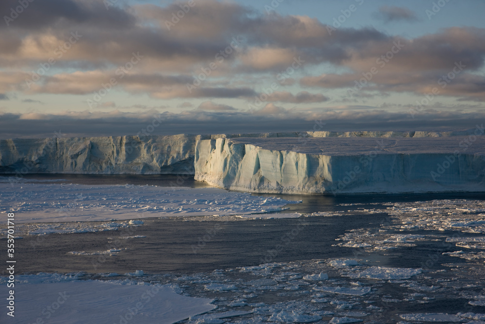 Obraz premium Antarctica landscape with ice and icebergs at sunset on a winter day