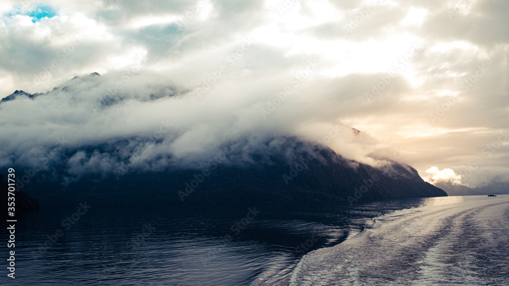 Milford Sound und Lake Manapouri in Neuseeland zum Morgengrauen mit dramatischem Wolkenspiel 