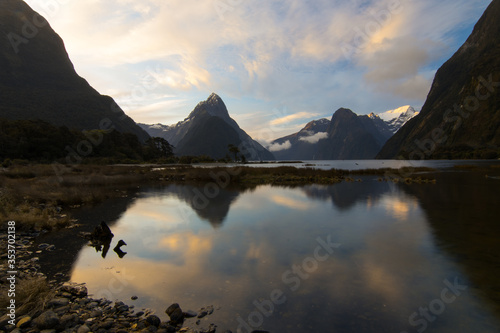 Milford Sound und Lake Manapouri in Neuseeland zum Morgengrauen mit dramatischem Wolkenspiel 