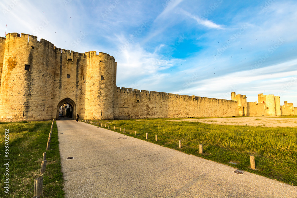 Vue sur les remparts et l'une des portes fortifiées de la ville médiévale d'Aigues-Mortes (Occitanie, France)