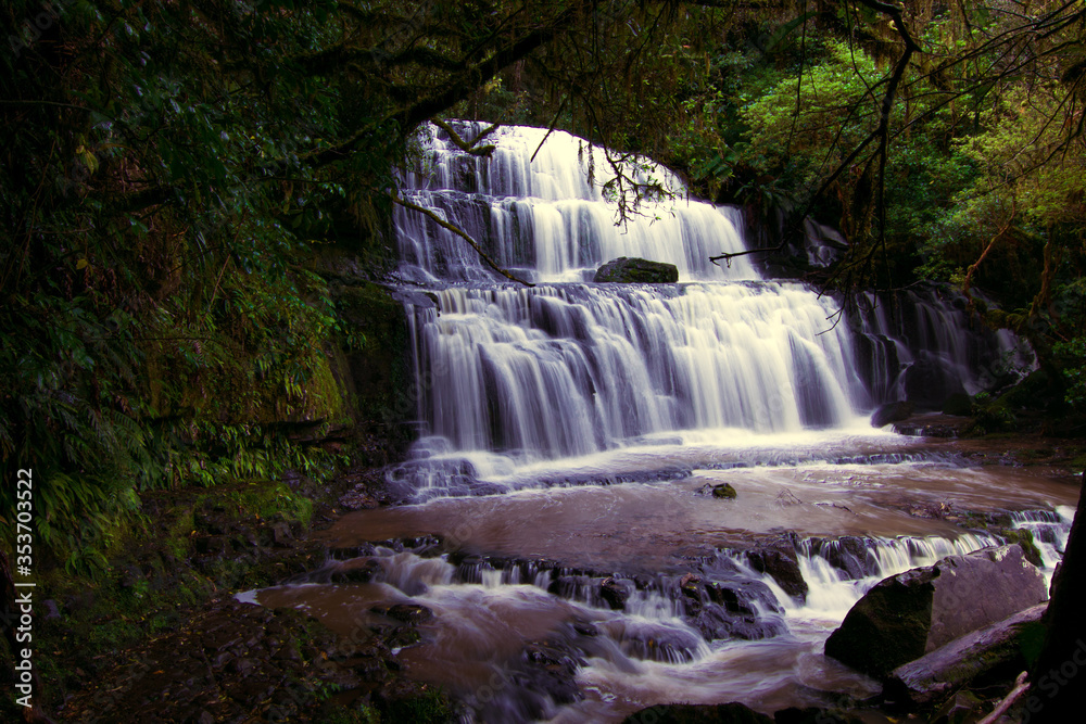 Fototapeta premium Wasserfälle in den Catlines, Purekanui und Matai Falls, Neuseeland