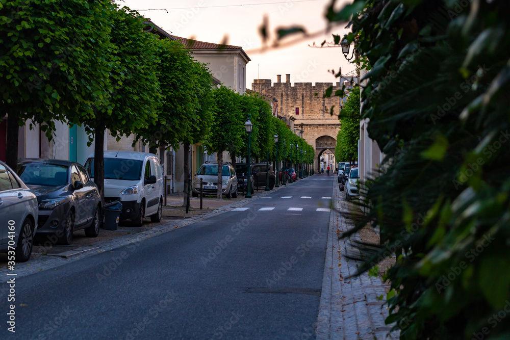 Rue d'Aigues-Mortes au coucher du soleil (Occitanie, France)