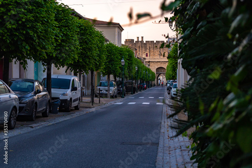Rue d'Aigues-Mortes au coucher du soleil (Occitanie, France) © Ldgfr Photos
