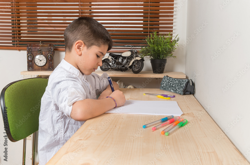 niño dibujando en papel 