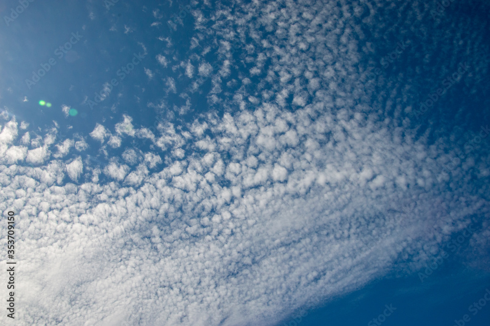 Obraz premium Patterned clouds in a deep blue sky