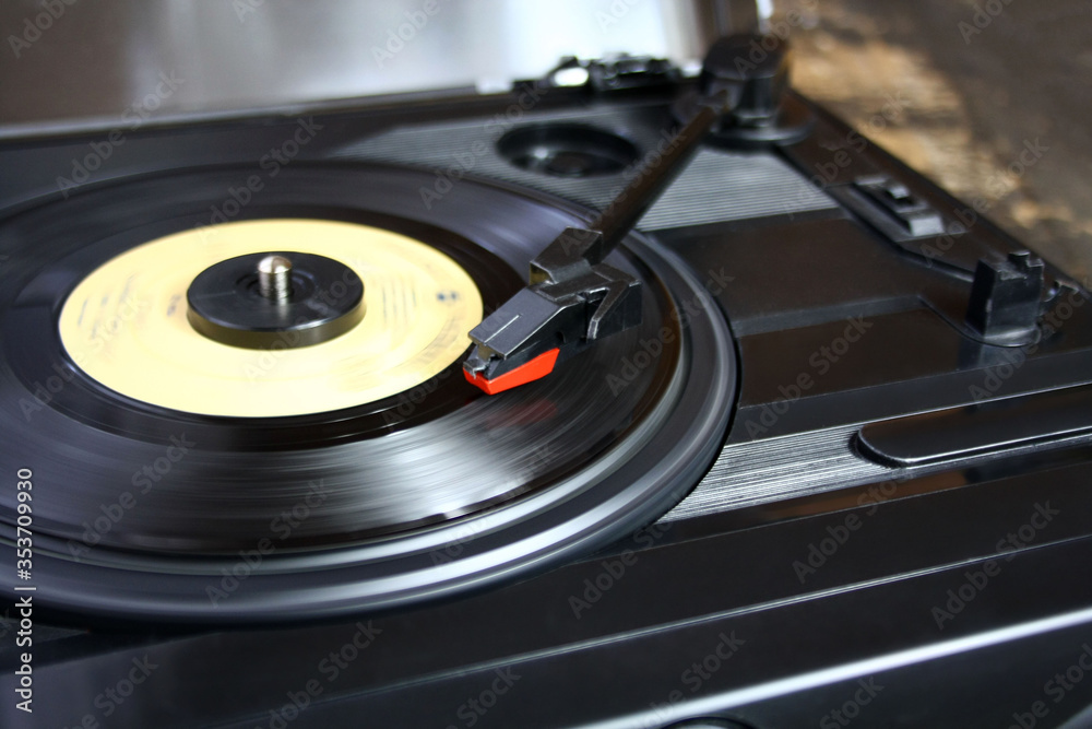 Gramofon odtwarzający muzykę z płyty winylowej Gramofon odtwarzający muzykę z płyty winylowej