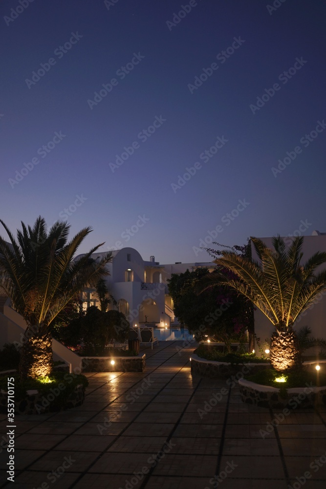 Obraz premium Alley way in one of the streets in Santorini during dusk