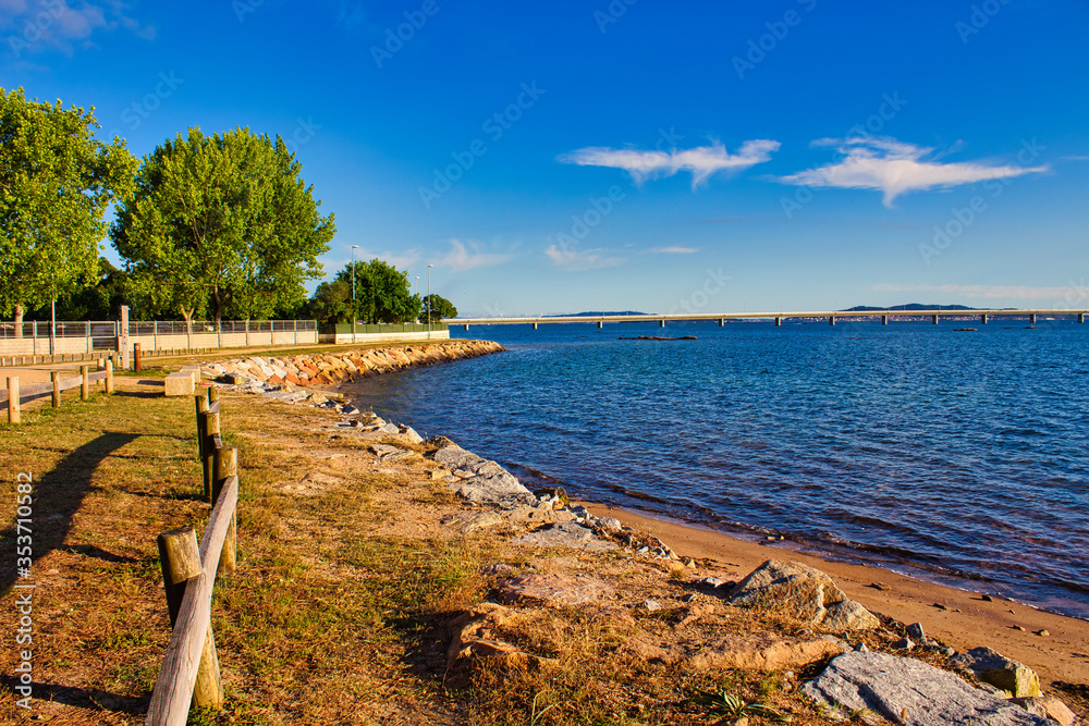 Obraz premium Illa de Arousa beach with the bridge in the background