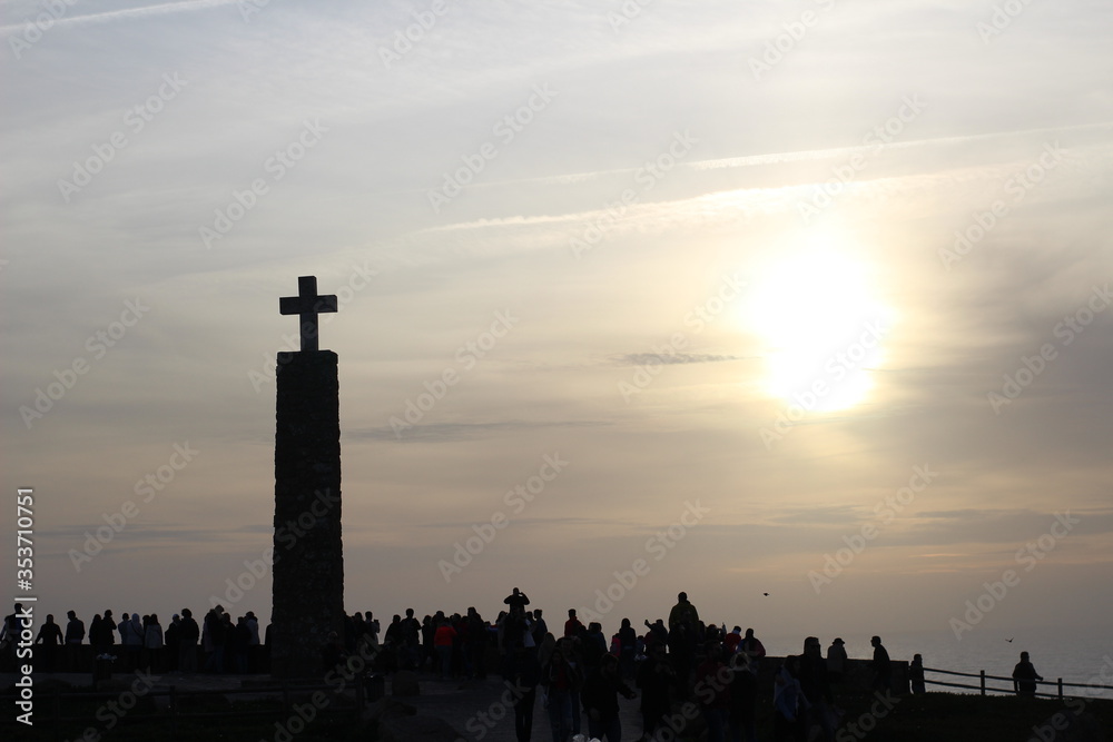 Silueta de una cruz en el Cabo da Roca, Portugal