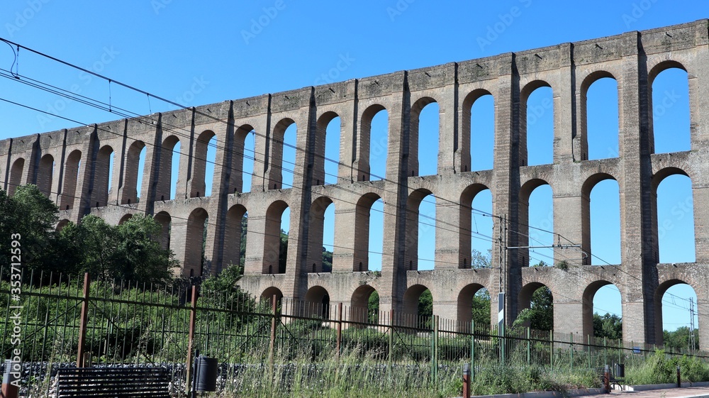 Valle di Maddaloni - Scorcio dell'Acquedotto Carolino dalla strada