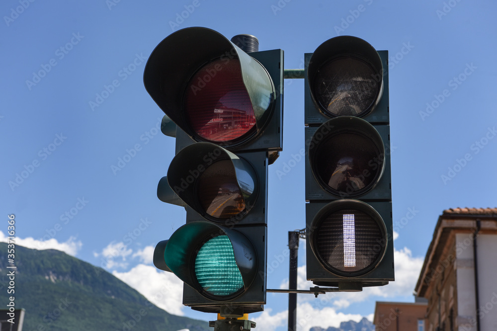 semaforo verde città sicurezza stradale Stock Photo