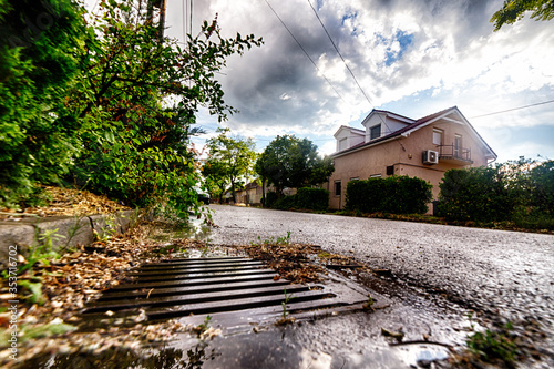 Nasse strasse nach einem regen in der stadt photo