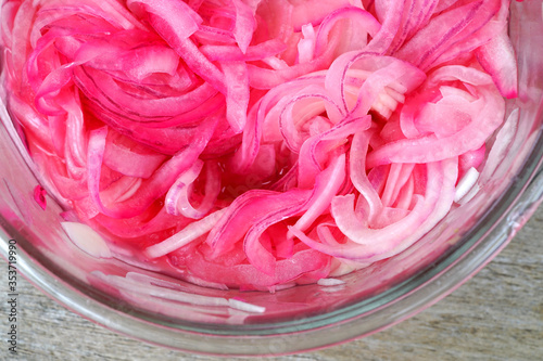 Fotografie Bowl of pickled red onion