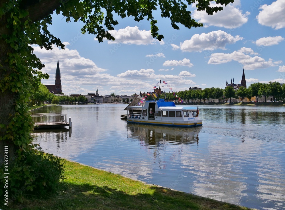 Fahrgastschiff auf dem Pfaffenteich in Schwerin Fahrgastschiff auf dem Pfaffenteich in Schwerin