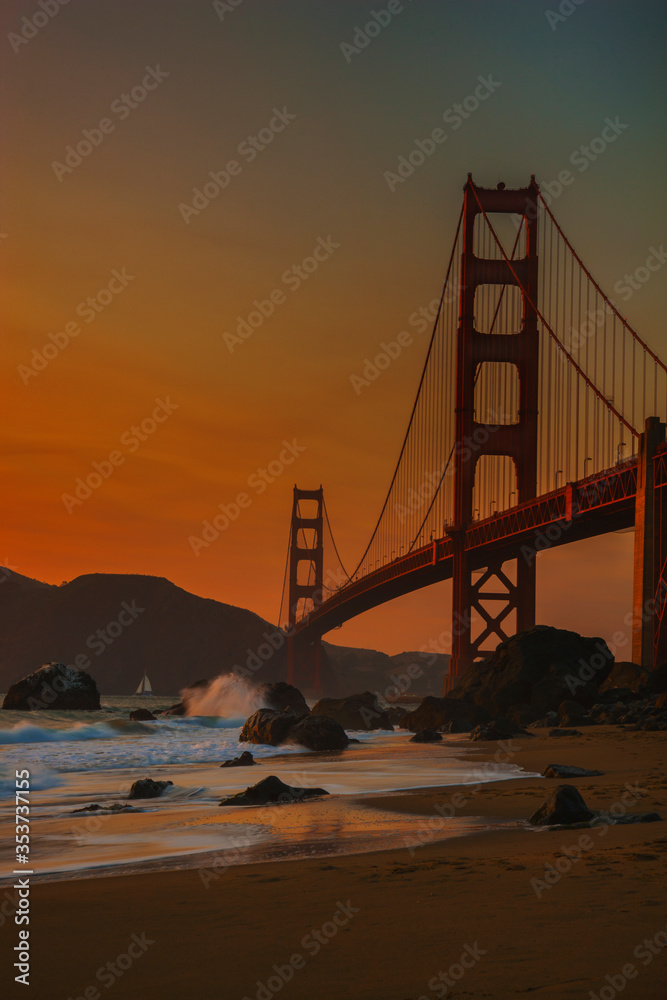 Obraz premium Golden Gate Bridge at Sunset