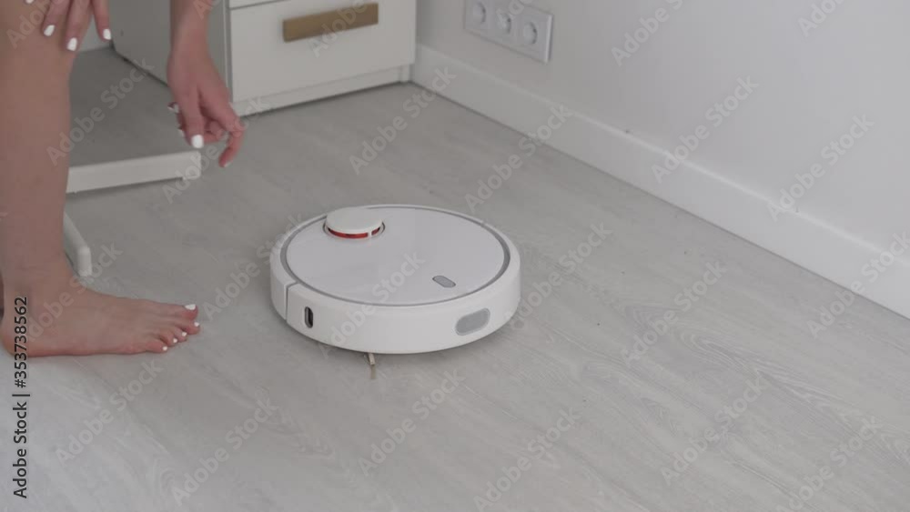 Robot vacuum cleaner. The Woman includes electronic vacuum cleaner. Robot vacuum cleaner. The Woman includes electronic vacuum cleaner.