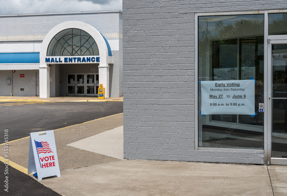 Φωτογραφία USA flags stuck to window of Polling place for early voting in the USA elections