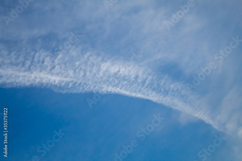 Trainée de condensation dans un ciel bleu