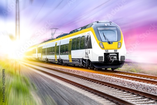 Photo High-speed yellow train traffic on rails