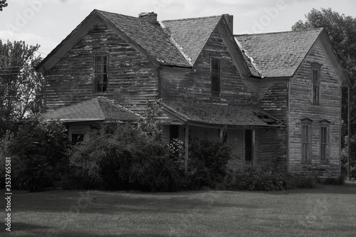 Fototapeta Naklejka Na Ścianę i Meble -  Abandoned Farm Home