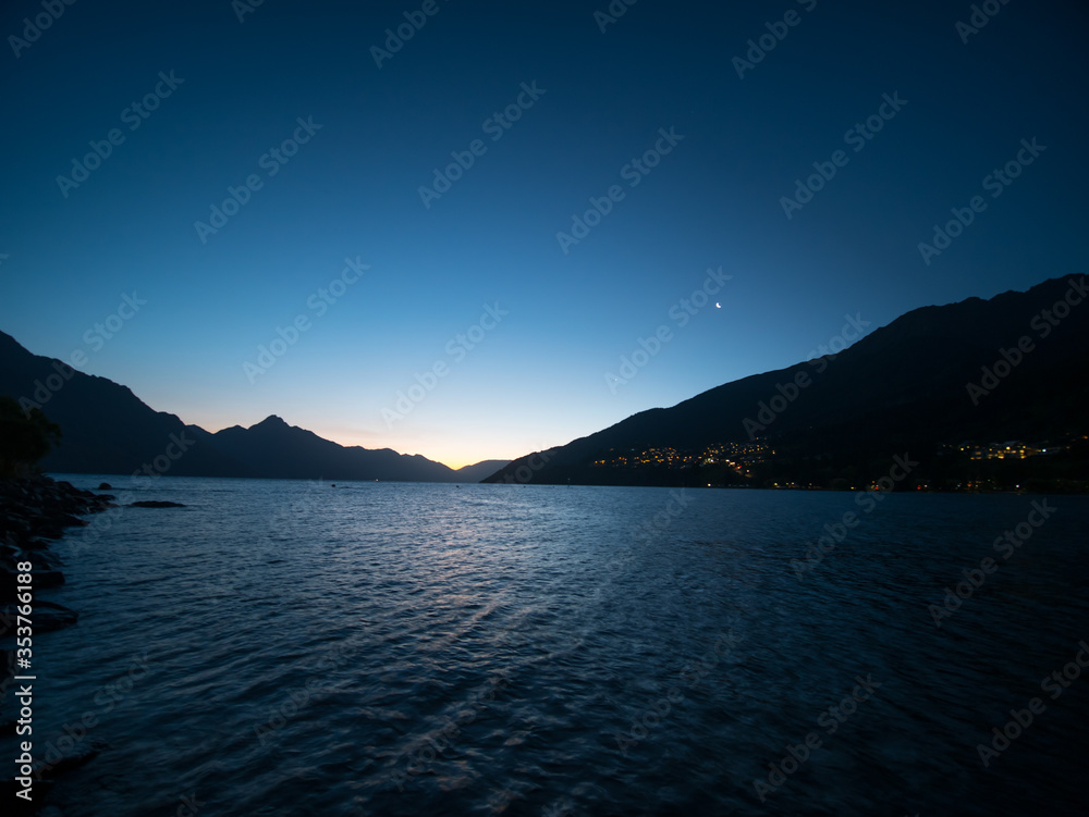 ニュージーランド・夕暮れのワカティプ湖